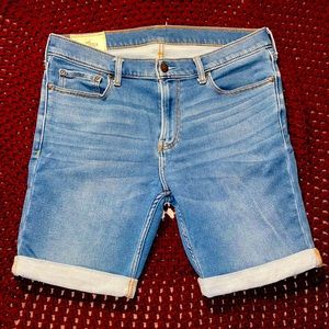 Hollister light blue denim rolled flex shorts - men’s size 32